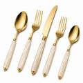 Elegantes Besteckset aus Edelstahl in Gold mit Perlmuttgriff