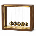 Newton Pendel mit Holzrahmen und Goldenen Kugeln